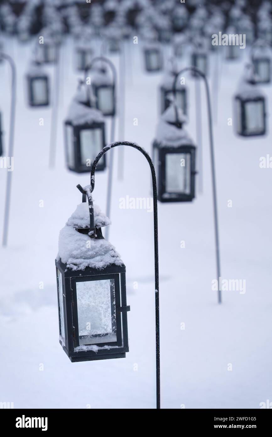 Groupe de lanternes vides dans un cimetière en hiver. Gros plan Banque D'Images