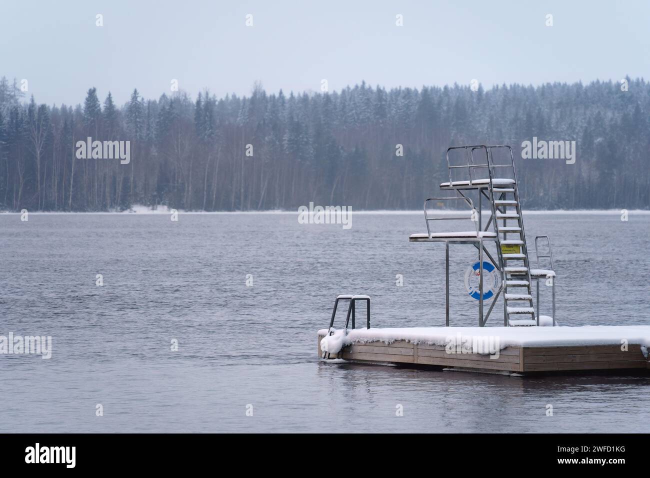 Lieu de baignade hivernale en Finlande. Plate-forme de plongée sur une jetée en bois, couverte de neige. Banque D'Images
