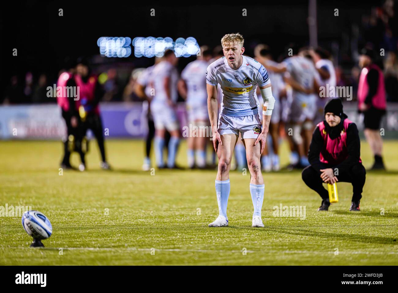 LONDRES, ROYAUME-UNI. 27 janvier 2024. Josh Hodge d'Exeter Chiefs prend un coup de pied de conversion pendant Saracens vs Exeter Chiefs Gallagher Premiership Rug Banque D'Images