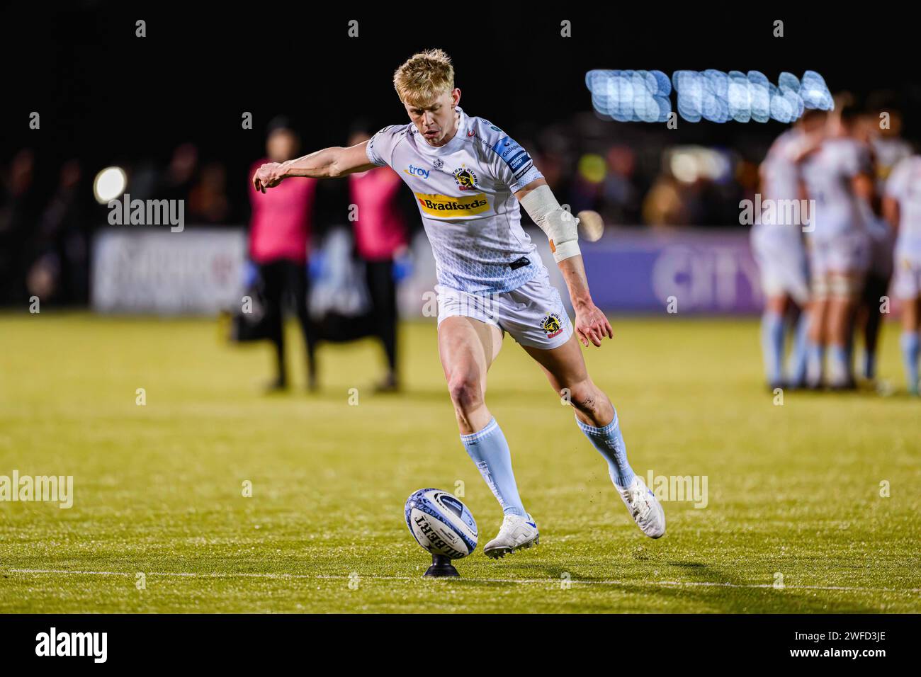 LONDRES, ROYAUME-UNI. 27 janvier 2024. Josh Hodge d'Exeter Chiefs prend un coup de pied de conversion pendant Saracens vs Exeter Chiefs Gallagher Premiership Rug Banque D'Images