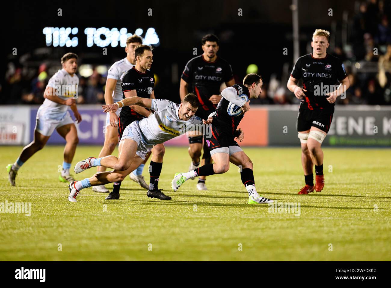 LONDRES, ROYAUME-UNI. 27 janvier 2024. Tom Parton de Saracens (au centre) est affronté lors de Saracens vs Exeter Chiefs Gallagher Premiership Rugby R10 AT Banque D'Images