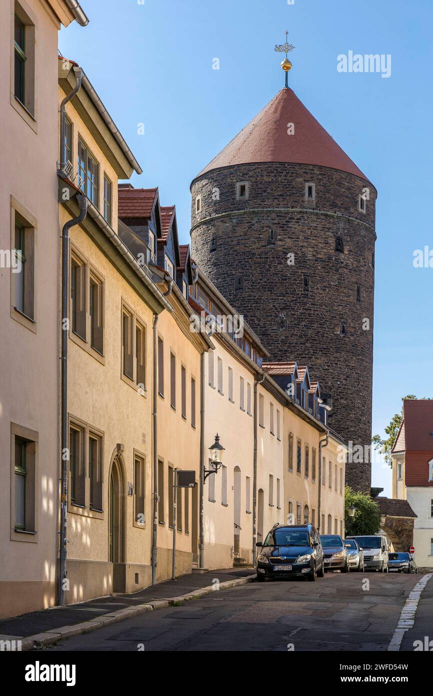 Pfarrgasse mit altem Turm der Stadtmauer, dem Donatsturm, Freiberg, Sachsen, Deutschland *** Pfarrgasse avec la vieille tour de la muraille de la ville, le Donat Banque D'Images