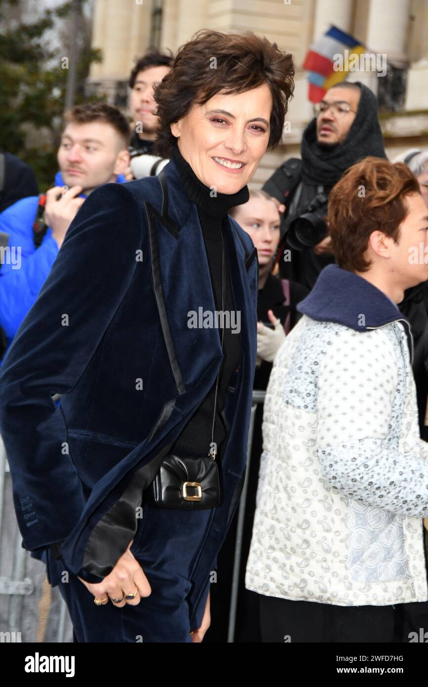 PARIS, FRANCE - JANVIER 22 : Ines de la Fressange participe au défilé Schiapparelli haute Couture Printemps/été 2024 dans le cadre de la Fashion week de Paris sur Janu Banque D'Images