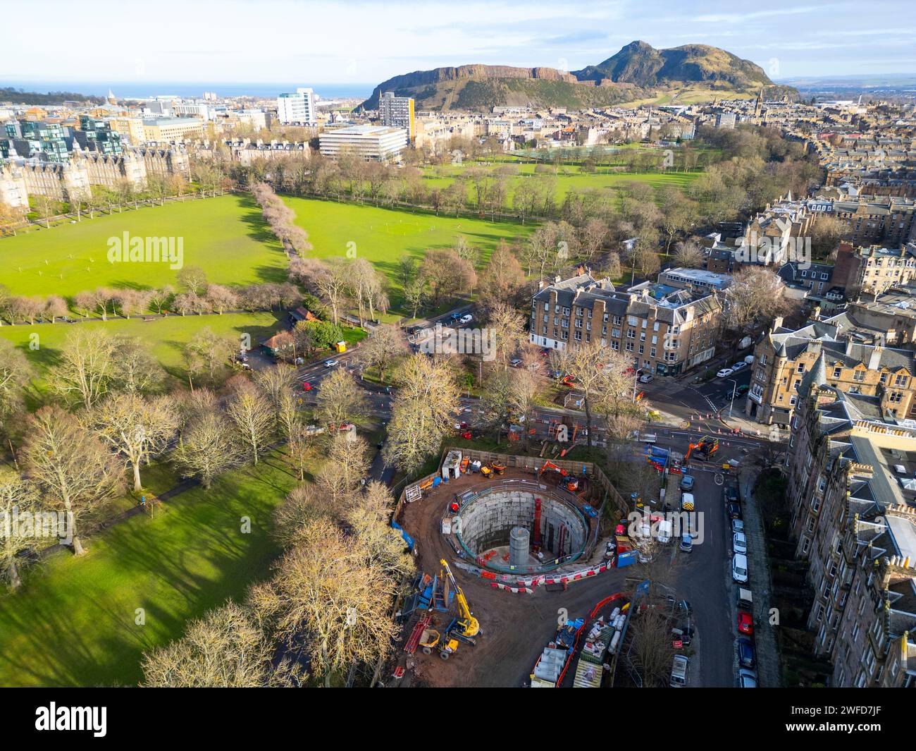 Vue aérienne de drone regardant vers le bas sur le chantier de construction pour un grand réservoir souterrain de stockage d'eaux pluviales à Édimbourg. Le réservoir est situé à Marchmont et Banque D'Images