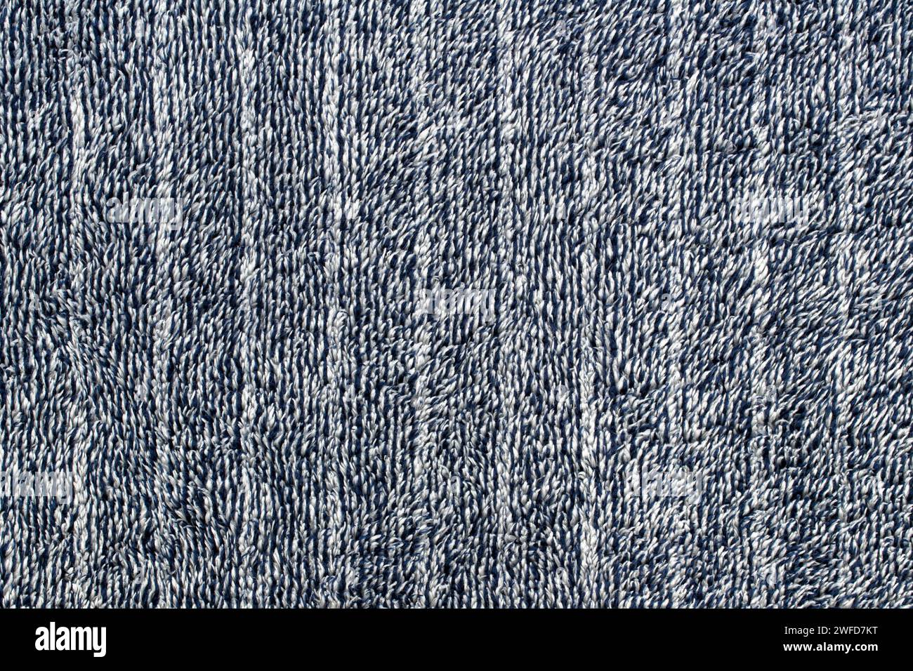 Fond doux rayé vert foncé de tissu en peluche. Couverture en peluche. Banque D'Images