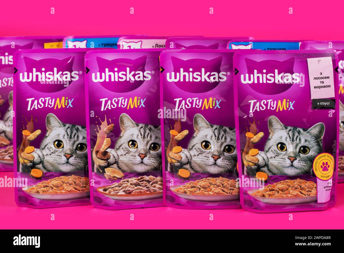 Dnipro, Ukraine - 04 août 2023 : les emballages violets de nourriture pour chats de marque Whiskas se rapprochent. Whiskas est une marque mondiale de nourriture pour chats produite par l'Americ Banque D'Images