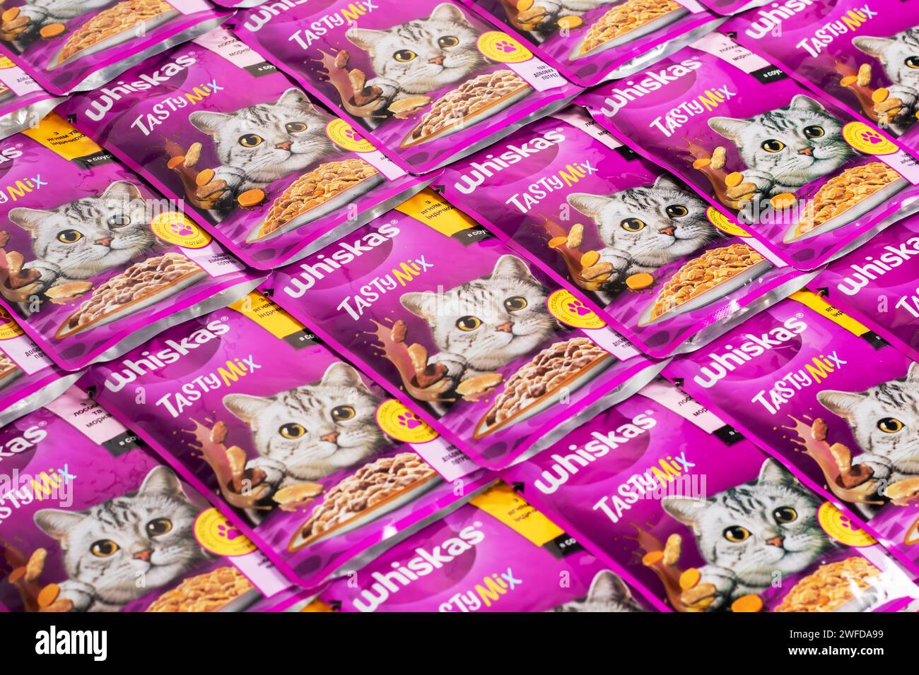 Dnipro, Ukraine - 04 août 2023 : les emballages violets de nourriture pour chats de marque Whiskas se rapprochent. Whiskas est une marque mondiale de nourriture pour chats produite par l'Americ Banque D'Images