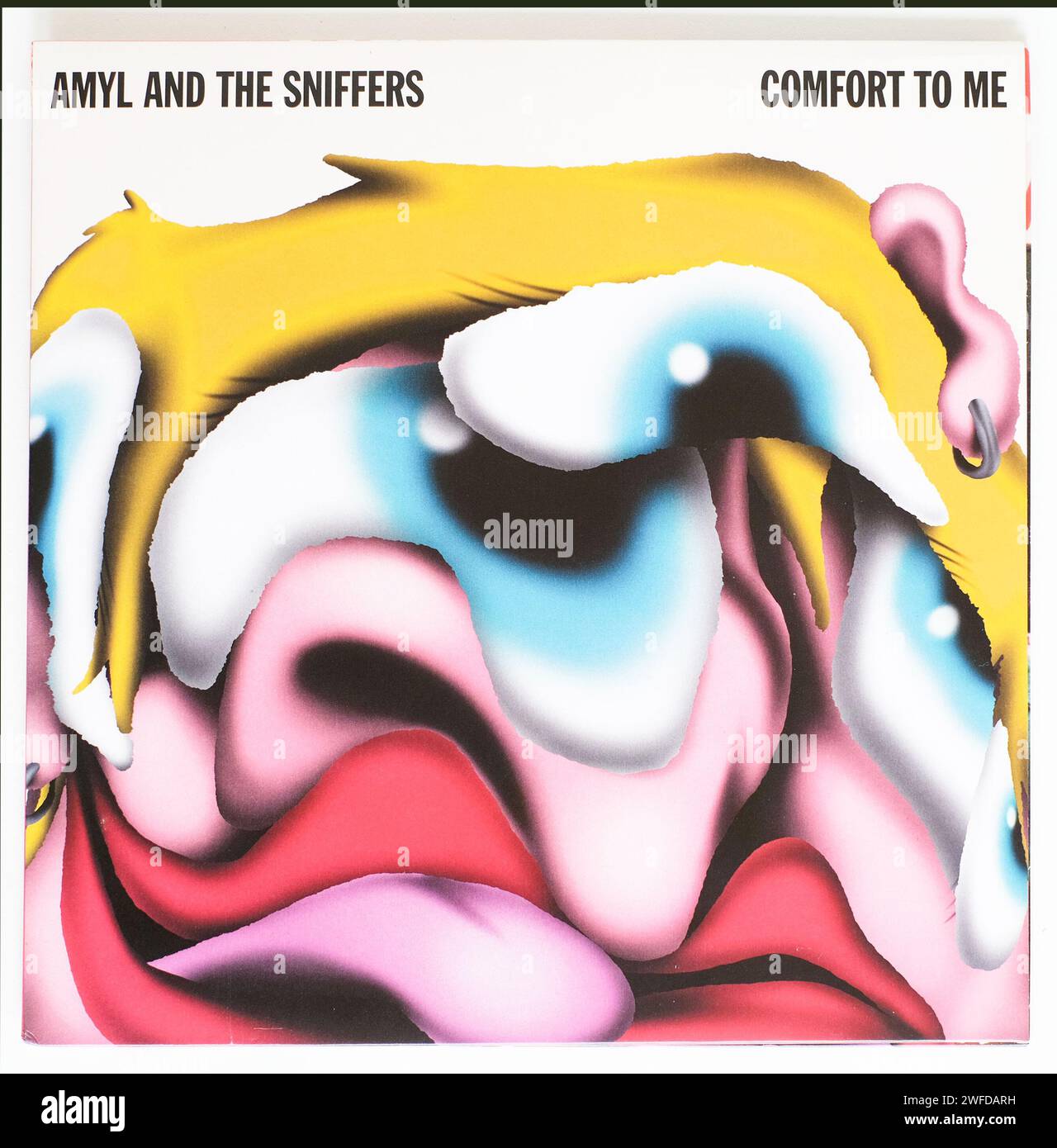La couverture de Comfort to Me par Amyl and the Sniffers, album de 2021 sur B2B Rough Trade Records - USAGE ÉDITORIAL SEULEMENT Banque D'Images