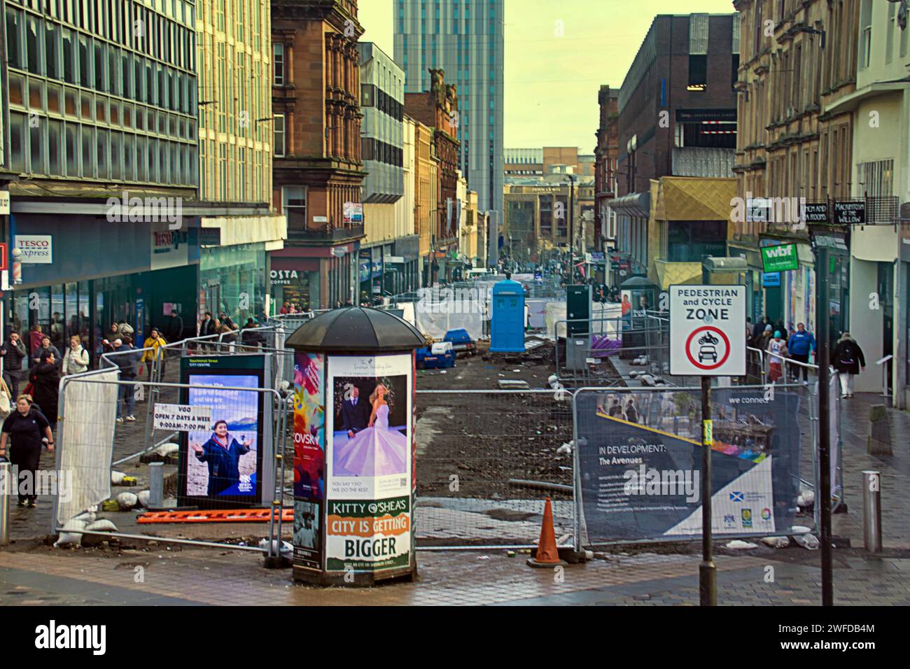 Glasgow, Écosse, Royaume-Uni. 30 janvier 2024. La disparition de la rue sauchiehall a vu le tronçon autrefois magnifique et emblématique de la route se désintégrer le long de sa longueur en raison de la mauvaise gestion du conseil. La section de style mile est une catastrophe ouverte avec des travaux de construction et le site de deux grands incendies. Crédit Gerard Ferry/Alamy Live News Banque D'Images
