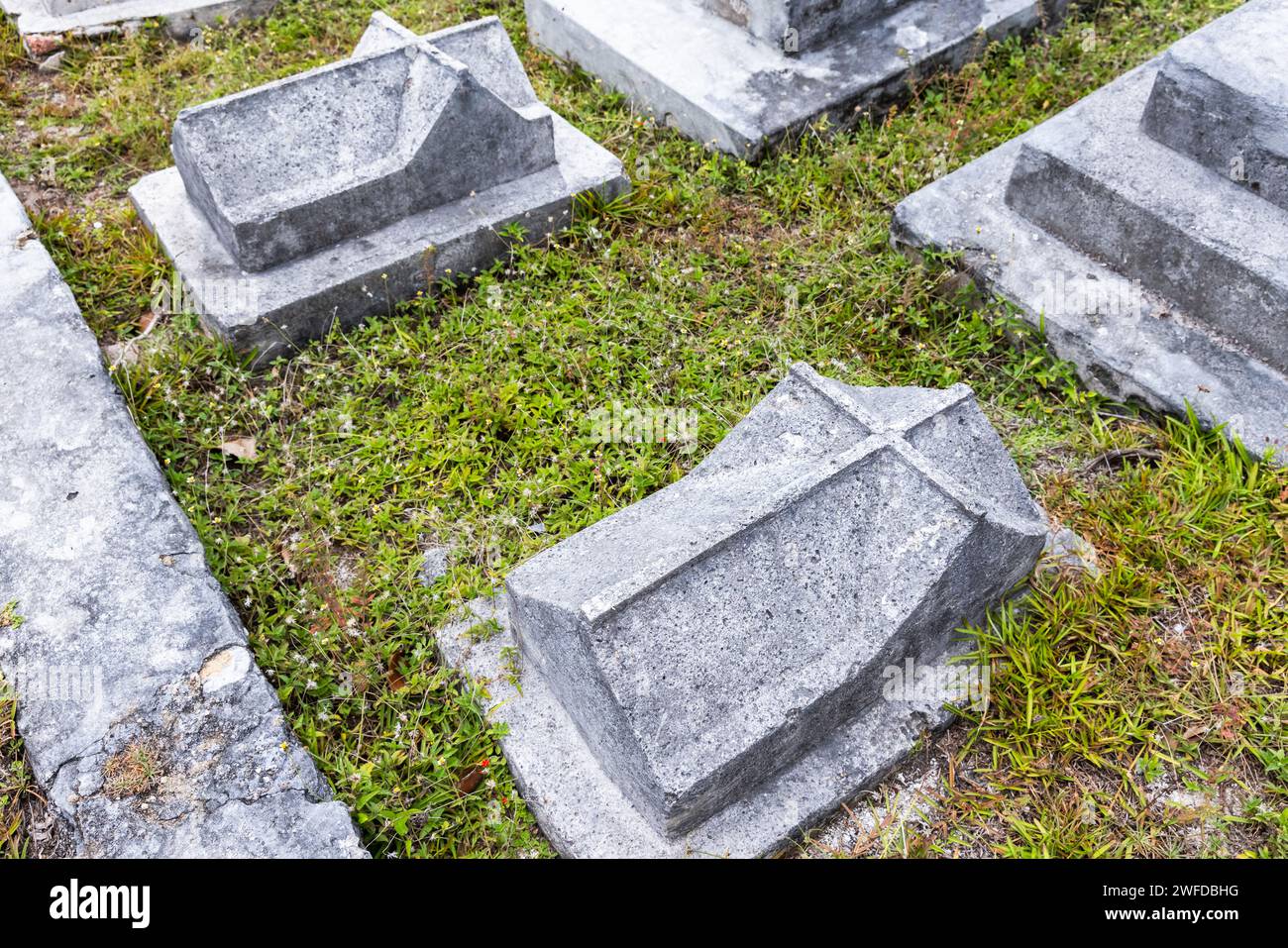 Pierres tombales grises au cimetière de la Digue, Seychelles Banque D'Images