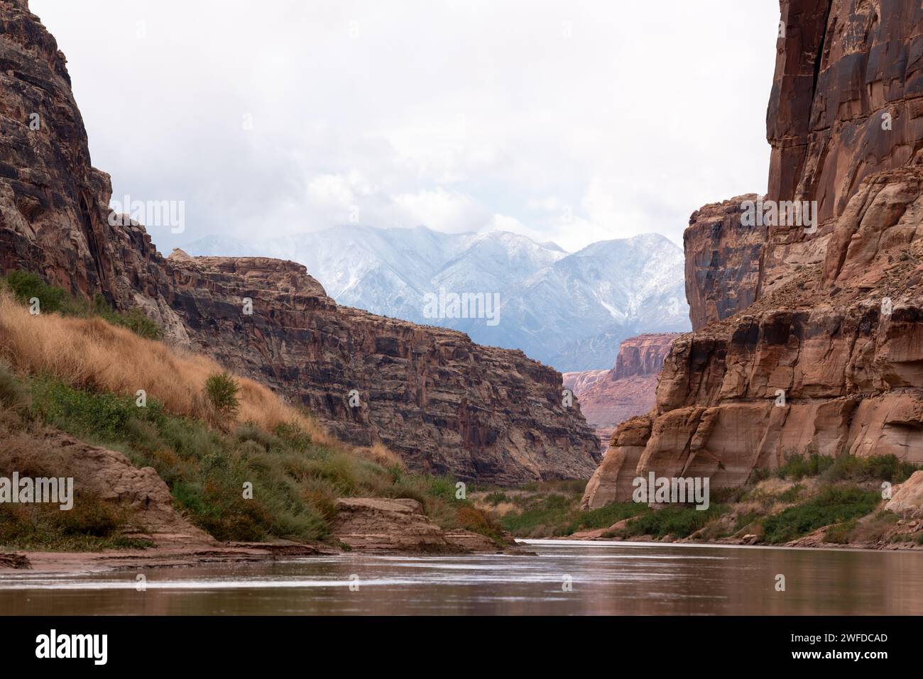 Fleuve Colorado dans Cataract Canyon avec les montagnes Henry en arrière-plan, Utah. Banque D'Images