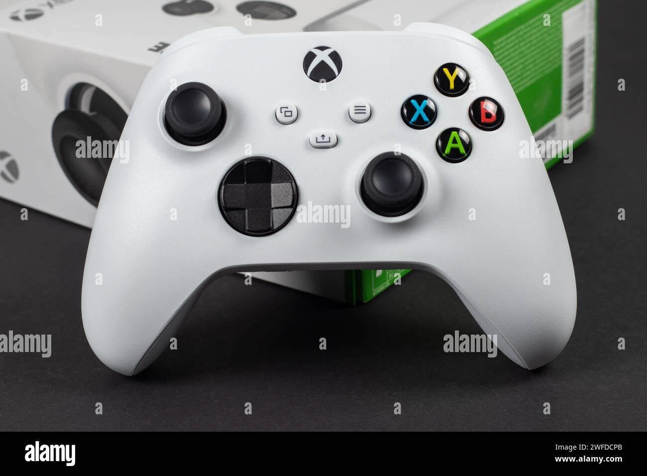 Xbox Series S contrôleur de jeu et boîte sur sombre - 30 août, 2023 - Dnipro, Ukraine. Banque D'Images