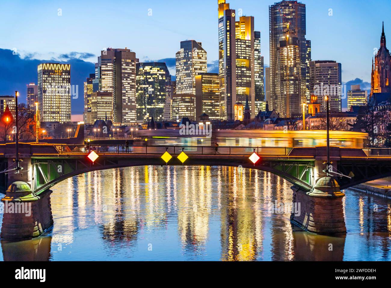 Skyline du centre-ville de Francfort-sur-le-main, rivière main, crépuscule, Ignatz-Bubis-Brücke, tramway, Hesse, Allemagne Banque D'Images
