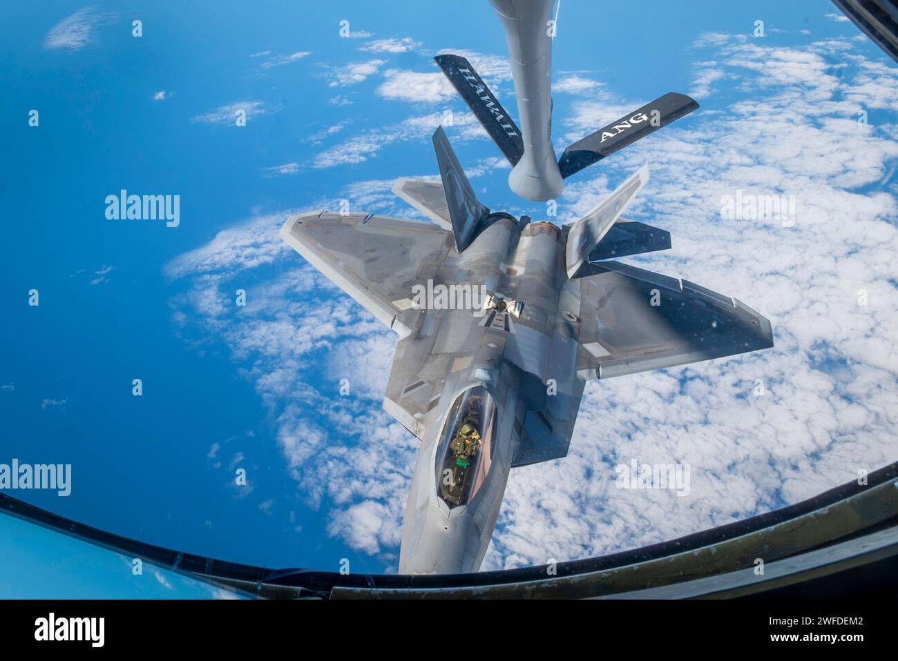 Océan Pacifique, États-Unis. 23 janvier 2024. Un avion de chasse furtif F-22 Raptor de l'US Air Force avec l'Hawaiian Raptors Squadron fait le plein à bord d'un KC-135 Stratotanker de l'USAF au cours de l'exercice Sentry Aloha 24-01, le 23 janvier 2024 au-dessus de l'océan Pacifique, Hawaï. Crédit : MSgt. Mysti Bicoy/États-Unis Air Force/Alamy Live News Banque D'Images