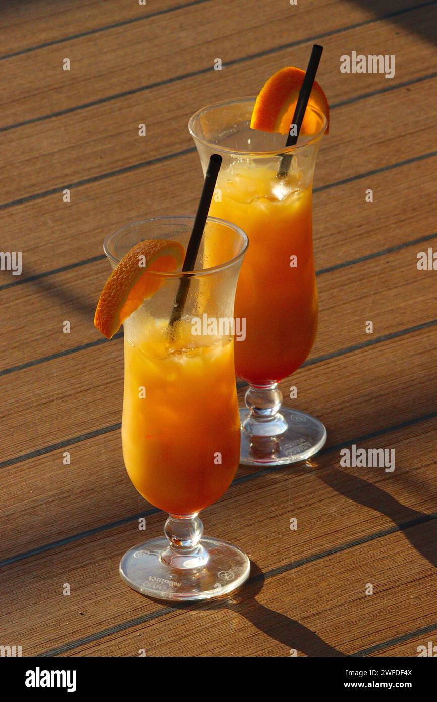 Cocktail Hurricane classique du jour ; rhum blanc, rhum foncé, sirop d'amande, jus d'ananas, jus d'orange, sirop de grenadine, glace et tranche d'orange. Banque D'Images