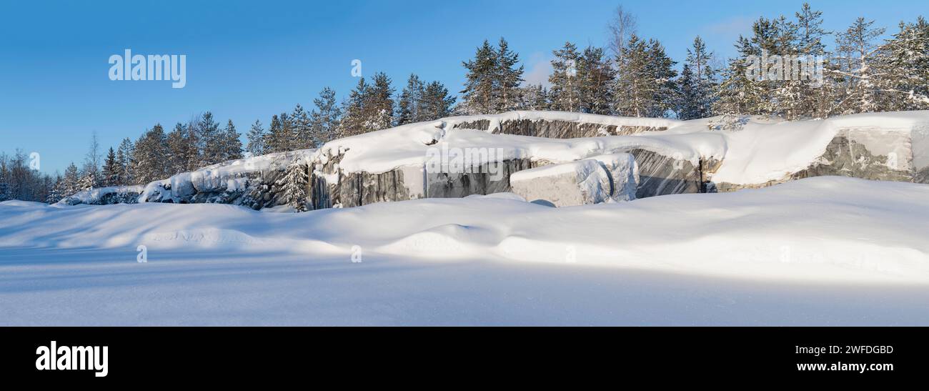 Panorama de la carrière de marbre italienne (Stone Break Quarry) par une journée glaciale de janvier. Ruskeala Mountain Park. Carélie, Russie Banque D'Images