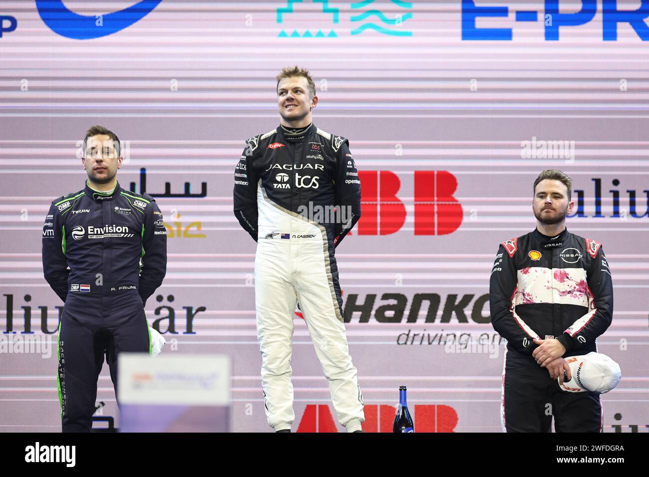 Riyad, Arabie saoudite . 27 janvier 2024. DIRIYAH, ARABIE SAOUDITE - 27. JANVIER 2024 ; PODIUM, vainqueur de la course #37, Nick CASSIDY, (NZL) Jaguar TCS Racing et finaliste #4, Robin FRIJNS, (NDL) - Envision Racing, et 3e #22, Oliver ROWLAND, (GBR) - NISSAN Formula E Team, DYRIYAH Formula E Grand Prix, Riyad Round 3 Saudi Arabia e-Prix, Formele en Arabie Saoudite, formel Elektrik Rennen, Grandprix Arabie Saoudite de Formule E, formule électrique. Image payante, copyright © Jun QIAN/ATP images (QIAN Jun/ATP/SPP) crédit : SPP Sport Press photo. /Alamy Live News Banque D'Images