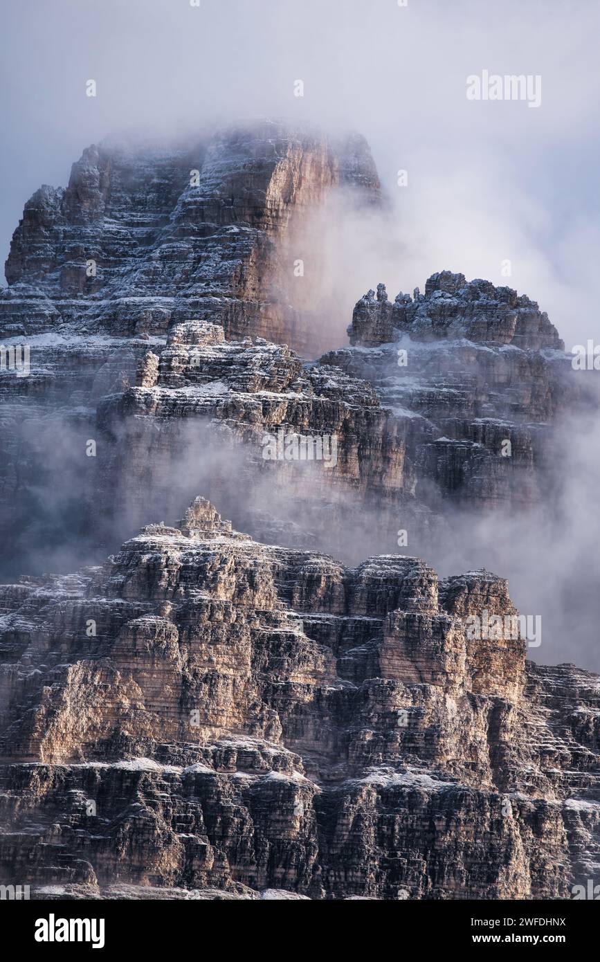 Dolomites montagnes couvertes de nuages. Italie Banque D'Images