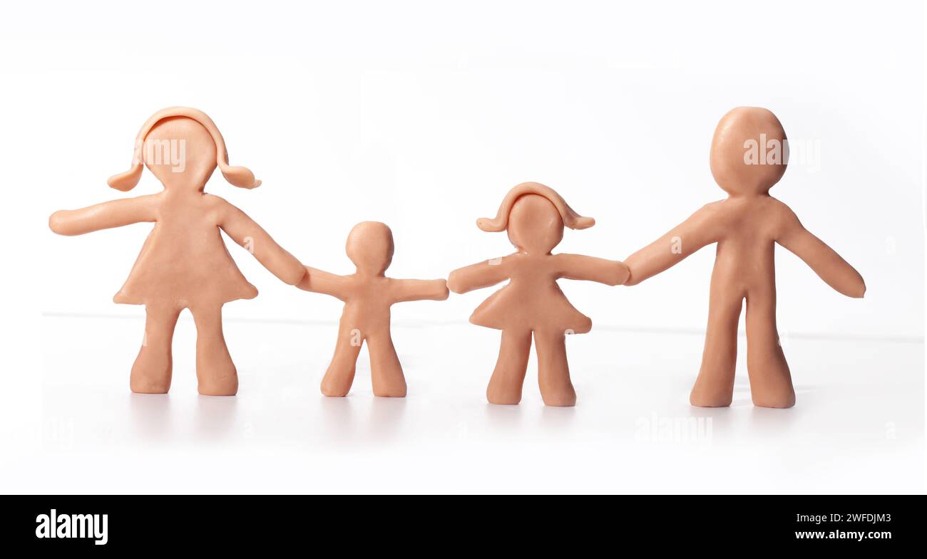 famille de figurines en argile isolée sur fond blanc Banque D'Images