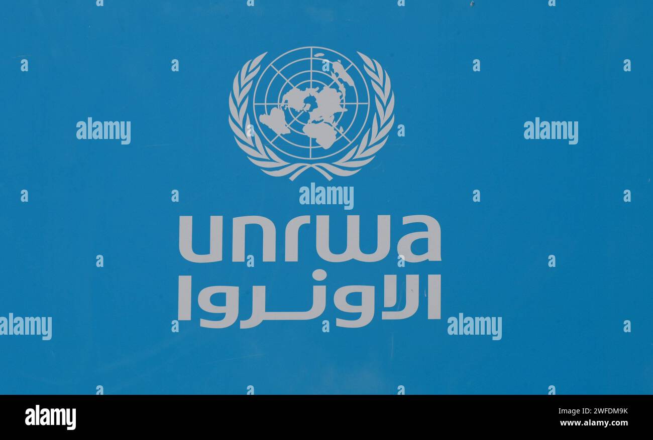 Camp de réfugiés de Dheisheh, Cisjordanie. 30 janvier 2024. Le logo de l'Office de secours et de travaux des Nations Unies pour les réfugiés palestiniens (UNWRA) est visible dans le camp de réfugiés de Dheisheh près de Bethléem, en Cisjordanie, le mardi 30 janvier 2024. Au moins 15 pays ont suspendu le financement de l’UNRWA après que les services de renseignement israéliens aient informé que 12 employés de l’organisation à Gaza avaient participé au massacre du Hamas en octobre 7 dans le sud d’Israël et que 10% de tous les employés de l’UNRWA à Gaza avaient des liens avec des organisations terroristes. Photo de Debbie Hill/ crédit : UPI/Alamy Live News Banque D'Images