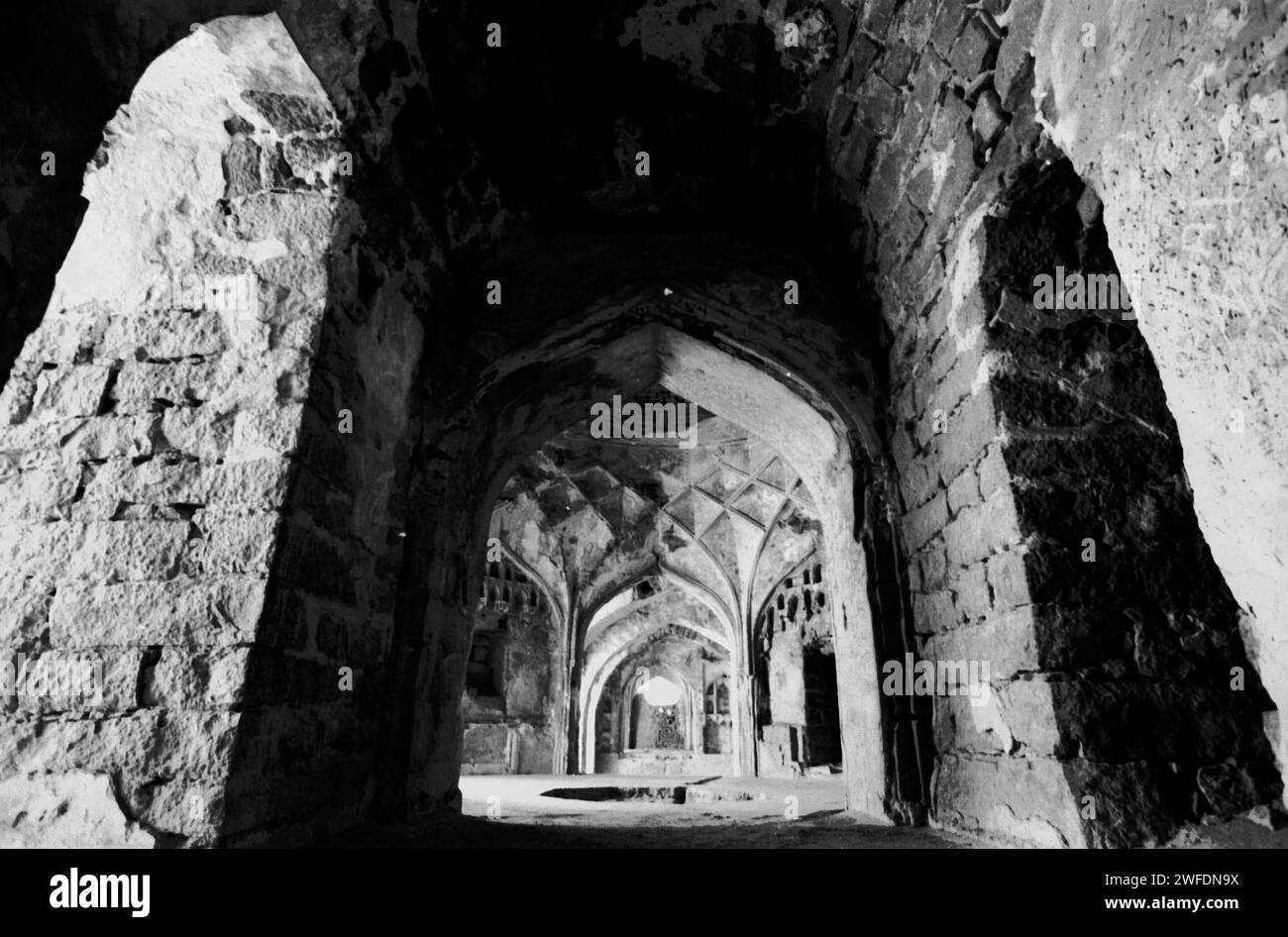 Le fort de Golconda est une citadelle fortifiée et une ville en ruine située dans la banlieue ouest d'Hyderabad. Le fort a été construit à l'origine par le souverain Kakatiya Pratāparudra au 11e siècle à partir de murs de boue. C'est l'un des meilleurs endroits pour assister à la gloire passée de la richesse culturelle et historique d'Hyderabad. Telangana, Inde. Banque D'Images