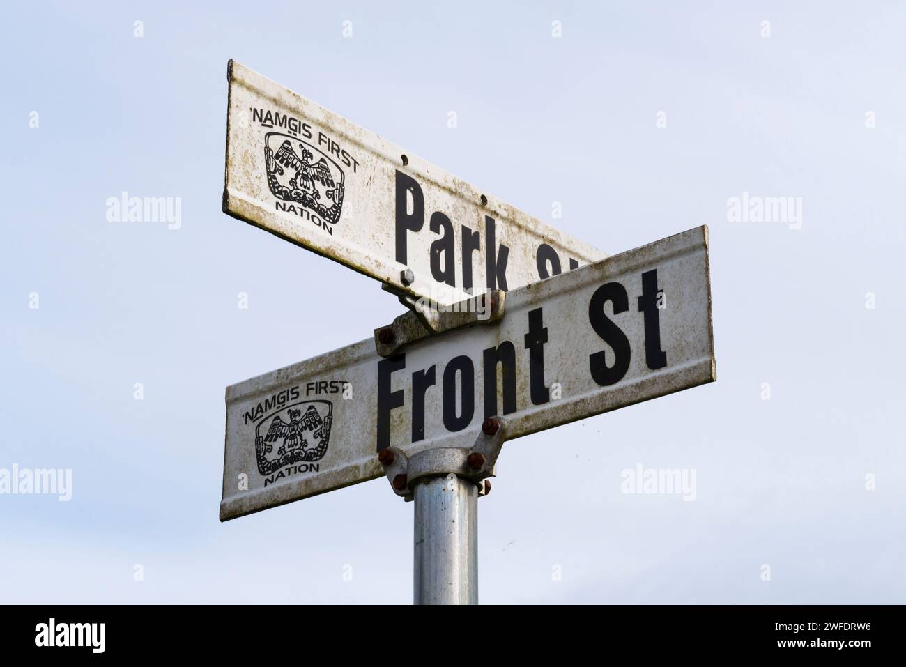 Les panneaux de signalisation dans un quartier de la première Nation Namgis comprennent l'écusson communautaire, sur l'île Cormorant, en Colombie-Britannique, au Canada Banque D'Images