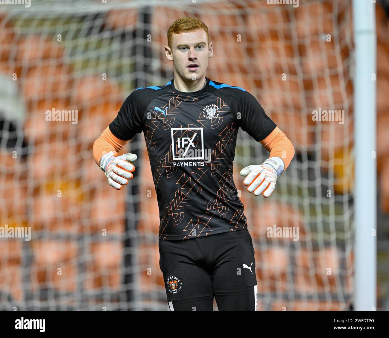 Mackenzie Chapman de Blackpool se réchauffe avant le match, lors du match de quart de finale du Bristol Street Motors Trophy Blackpool vs Bolton Wanderers à Bloomfield Road, Blackpool, Royaume-Uni, le 30 janvier 2024 (photo de Cody Froggatt/News Images) Banque D'Images