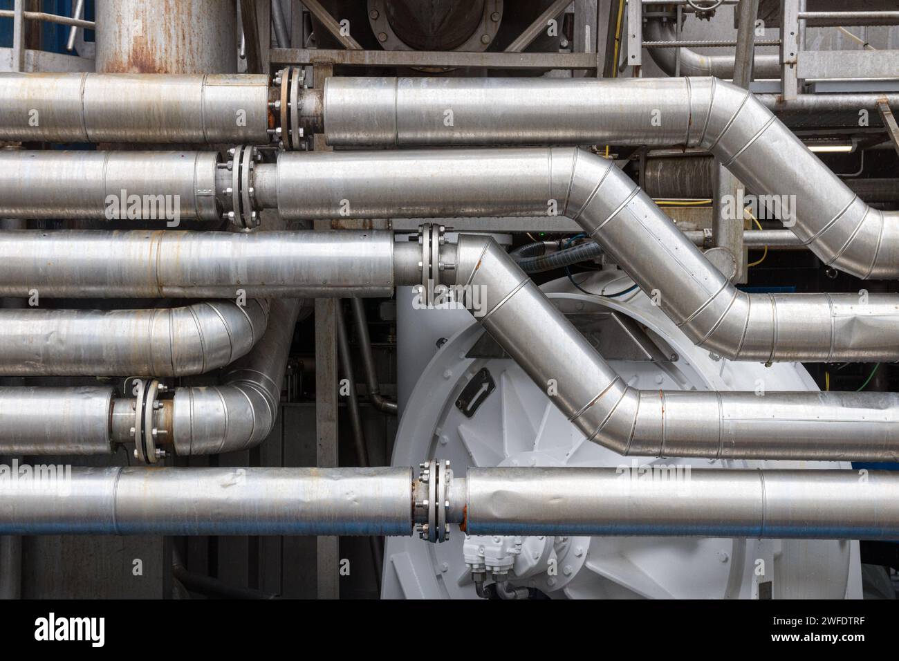 Pipelines métalliques d'une installation de raffinage de pétrole industriel. Banque D'Images
