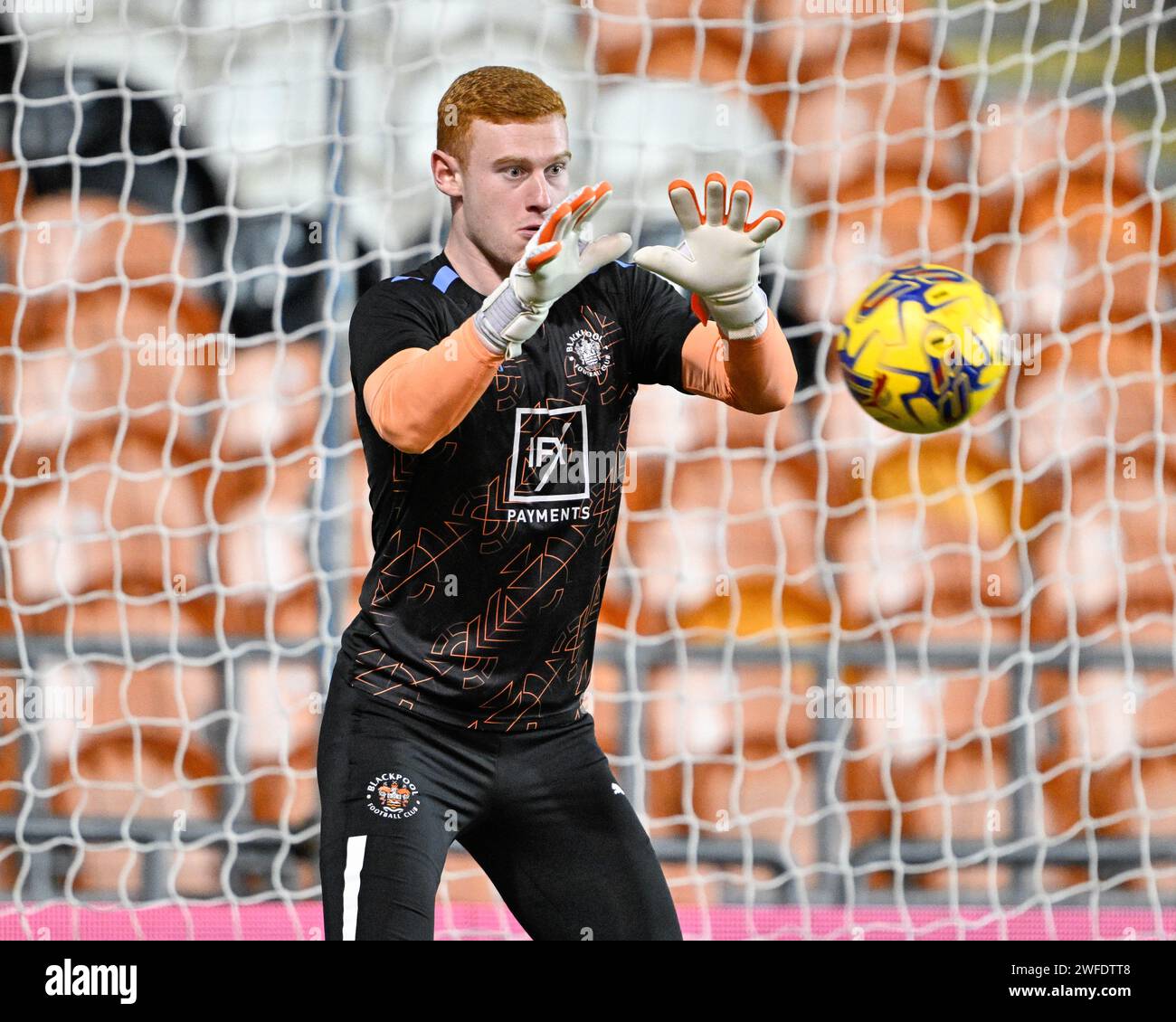 Mackenzie Chapman de Blackpool se réchauffe avant le match, lors du match de quart de finale du Bristol Street Motors Trophy Blackpool vs Bolton Wanderers à Bloomfield Road, Blackpool, Royaume-Uni, le 30 janvier 2024 (photo de Cody Froggatt/News Images) Banque D'Images