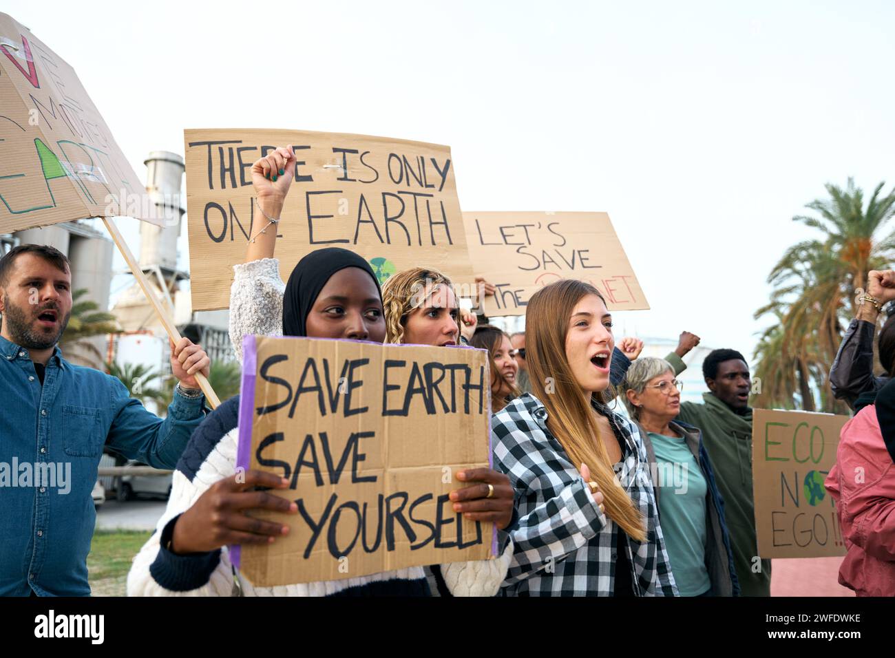 Rassemblez divers militants lors d'une manifestation contre les usines de pollution en criant un slogan avec colère. Banque D'Images