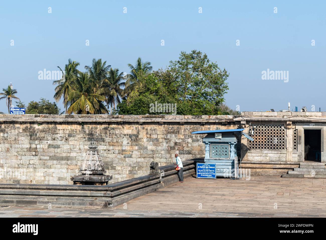 Belur, Karnataka, Inde - janvier 9 2023 : le vieux réservoir dans la cour entourée de palmiers au complexe du temple de Chennakeshava. Banque D'Images