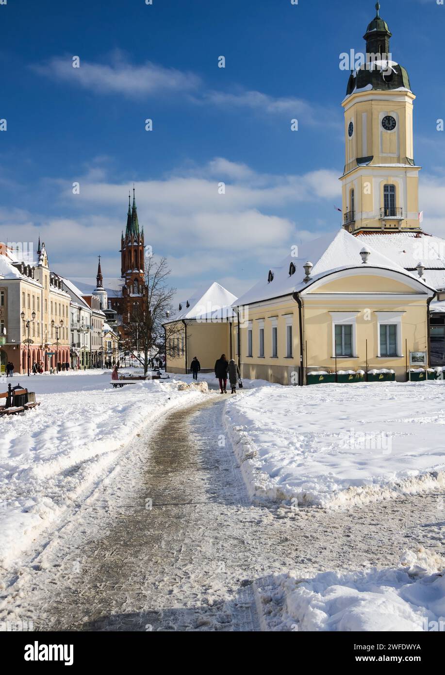 Vue sur la mairie et la cathédrale en hiver.11.02.2024 Bialystok Pologne. Heure d'hiver et vue sur les monuments de la vieille ville. Banque D'Images
