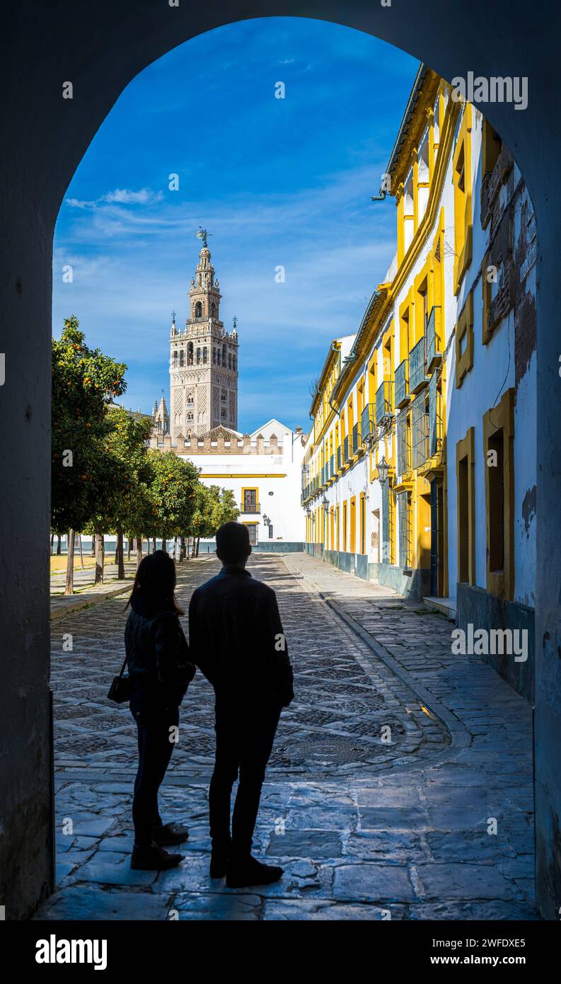 Jeune couple admirant la tour Giralda depuis la place patio de Banderas, Séville, Espagne Banque D'Images