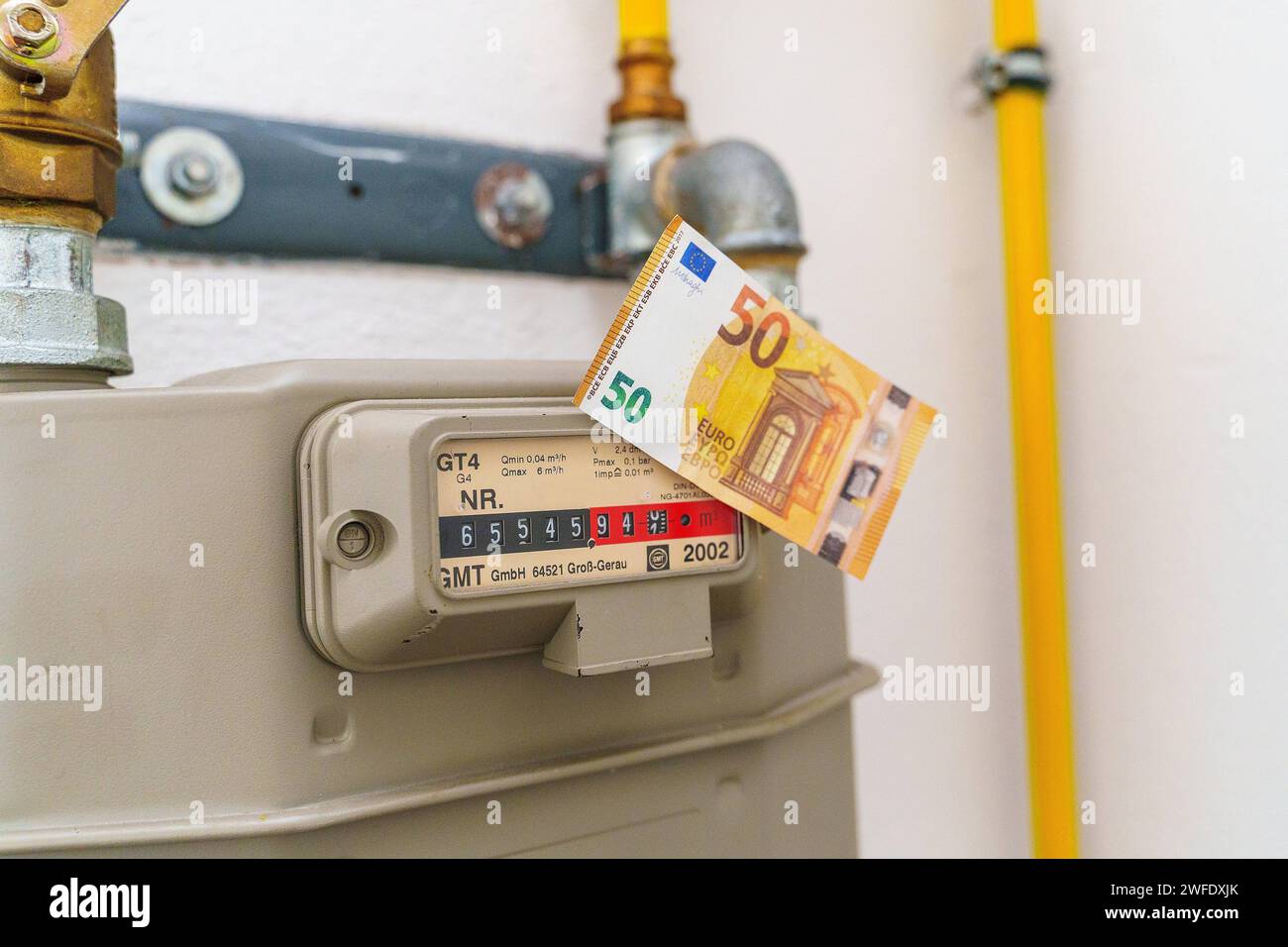 Augsbourg, Bavière, Allemagne - 2 septembre 2023 : compteur de gaz dans une cave avec un billet de 50 euros. Image symbolique coûts pour le gaz et le chauffage *** Gaszähler in einem Keller mit einem 50 Euro Geldschein. Symbolbild Kosten für Gas und Heizung Banque D'Images