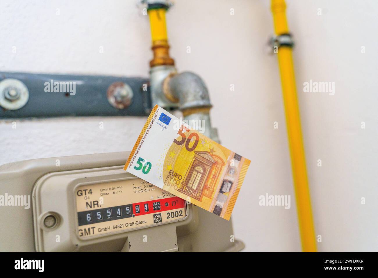 Augsbourg, Bavière, Allemagne - 2 septembre 2023 : compteur de gaz dans une cave avec un billet de 50 euros. Image symbolique coûts pour le gaz et le chauffage *** Gaszähler in einem Keller mit einem 50 Euro Geldschein. Symbolbild Kosten für Gas und Heizung Banque D'Images