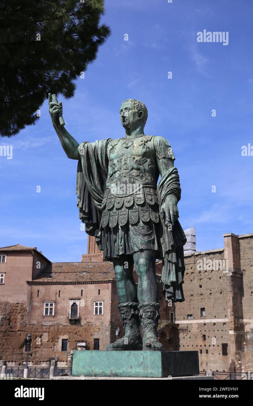 Italie. Rome. Statue de l'empereur romain Nerva (30-98). Forums impériaux Banque D'Images