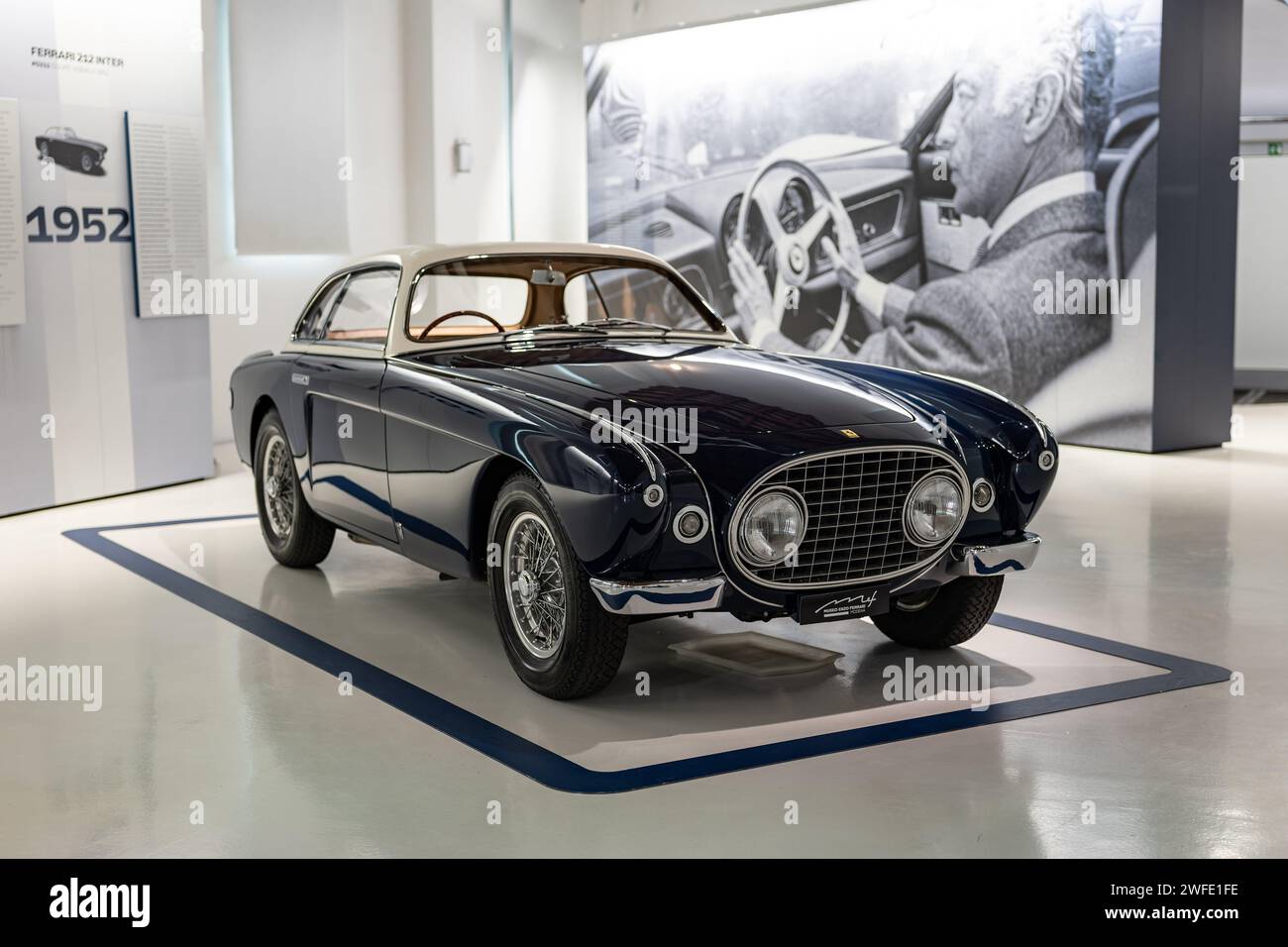 MODÈNE, ITALIE - 21 AVRIL 2022 : Ferrari 212 Inter coupé dans le Musée Enzo Ferrari à Modène Banque D'Images