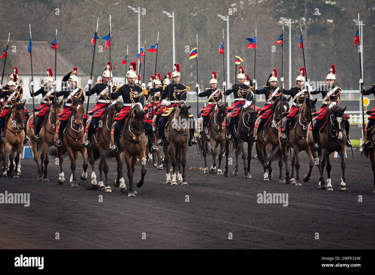 Vincennes, France. 28 janvier 2024. Défilé de la Garde républicaine de France, institution créée en 1802, lors du Grand Prix d'Amérique. La course de trot la plus connue au monde, le Prix d'Amerique Legend Race, s'est déroulée sur l'hippodrome de Vincennes, en périphérie de Paris. Cette course reste l'une des plus importantes courses équestres au monde, elle est suivie par des millions de spectateurs. Clément Duvaldestin et son cheval IDAO de Tillard, ont été les gagnants du Grand Prix d'Amerique 2024. (Photo Telmo Pinto/SOPA Images/Sipa USA) crédit : SIPA USA/Alamy Live News Banque D'Images