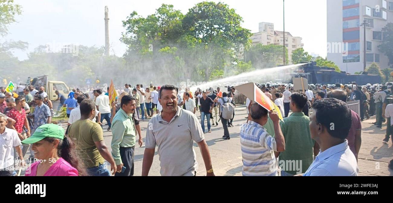 Colombo, Sri Lanka. 30 janvier 2024. La police a tiré des gaz lacrymogènes et utilisé des canons à eau pour disperser les manifestants de Samagi Jana Balawegaya (SJB) à Colombo. Rejointe par le chef de l'opposition Sajith Premadasa, des députés et des partisans du SJB, elle a été organisée par la principale opposition pour protester contre la conduite du gouvernement, le coût élevé de la vie et la corruption. Banque D'Images