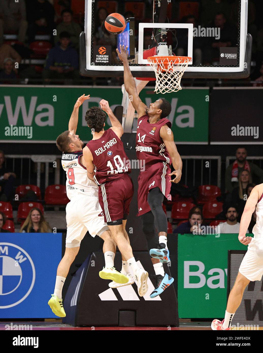 Leandro Bolmaro (Bayern Basketball, #10) et Serge Ibaka (Bayern Basketball, #14) bloquent Vanja Marinkovic (Baskonia Vitoria-Gasteiz, #9). GER, FC Bayern Basketball vs. Baskonia Vitoria-Gasteiz, Basketball, Euroleague, saison 2023/2024, 30.01.2024, photo : Eibner-Pressefoto/Marcel Engelbrecht Banque D'Images