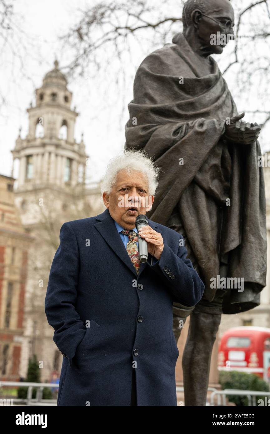 Londres, Royaume-Uni. 30 janvier 2024. Anniversaire de la mort du Mahatma Gandhi à sa statue au Parliment Square London UK Meghnad Desai, Baron Desai crédit : Ian Davidson/Alamy Live News Banque D'Images