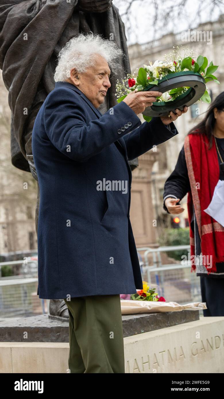 Londres, Royaume-Uni. 30 janvier 2024. Anniversaire de la mort du Mahatma Gandhi à sa statue au Parliment Square London UK Meghnad Desai, Baron Desai crédit : Ian Davidson/Alamy Live News Banque D'Images