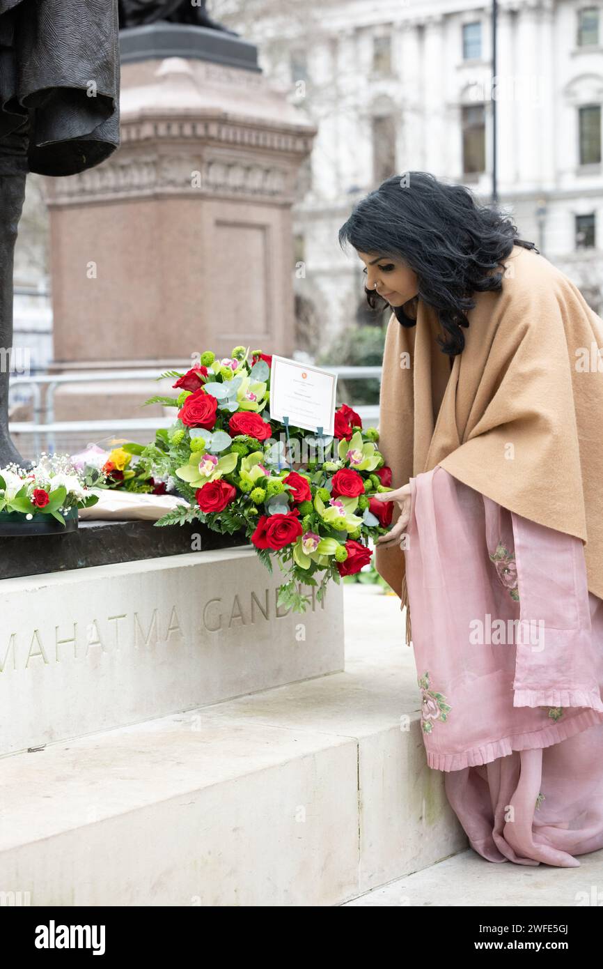 Londres, Royaume-Uni. 30 janvier 2024. Anniversaire de la mort du Mahatma Gandhi à sa statue au Parliment Square London UK HE Saida Muna Tasneem crédit : Ian Davidson/Alamy Live News Banque D'Images