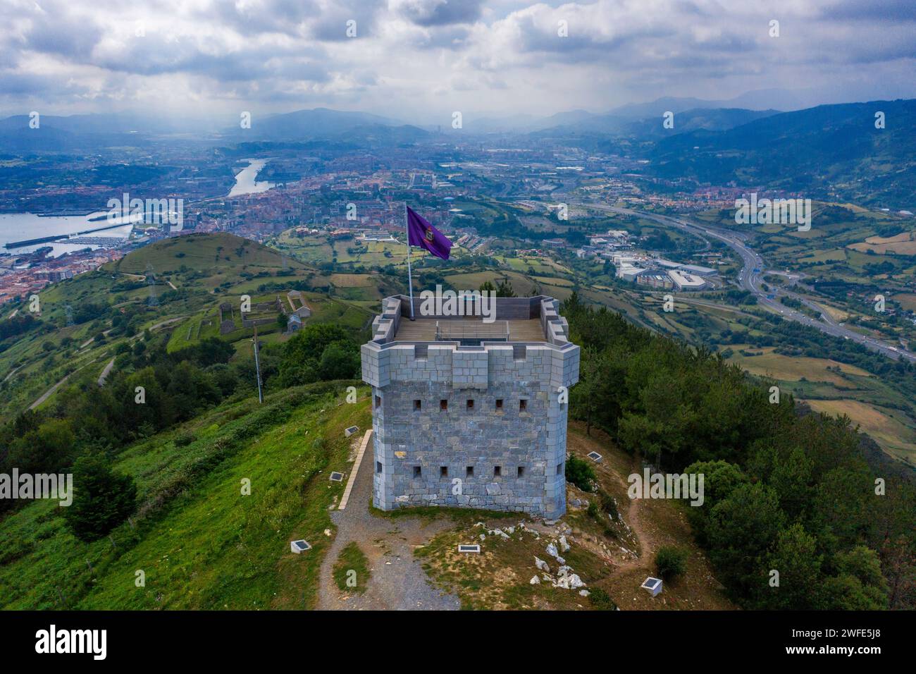 Vue aérienne de la forteresse Serantes dans le Mont Serantes à Santurce, Bilbao, baie de Vizcaya, Euskadi, Espagne Serantes est une montagne de 452 mètres de haut dont Banque D'Images