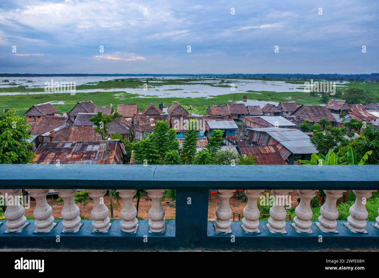 Maisons flottantes dans le fleuve Amazone, Iquitos, Loreto, Pérou, Amérique du Sud. Il est entouré par le port d'Iquitos, formé par l'Amazonie, Nanay et moi Banque D'Images