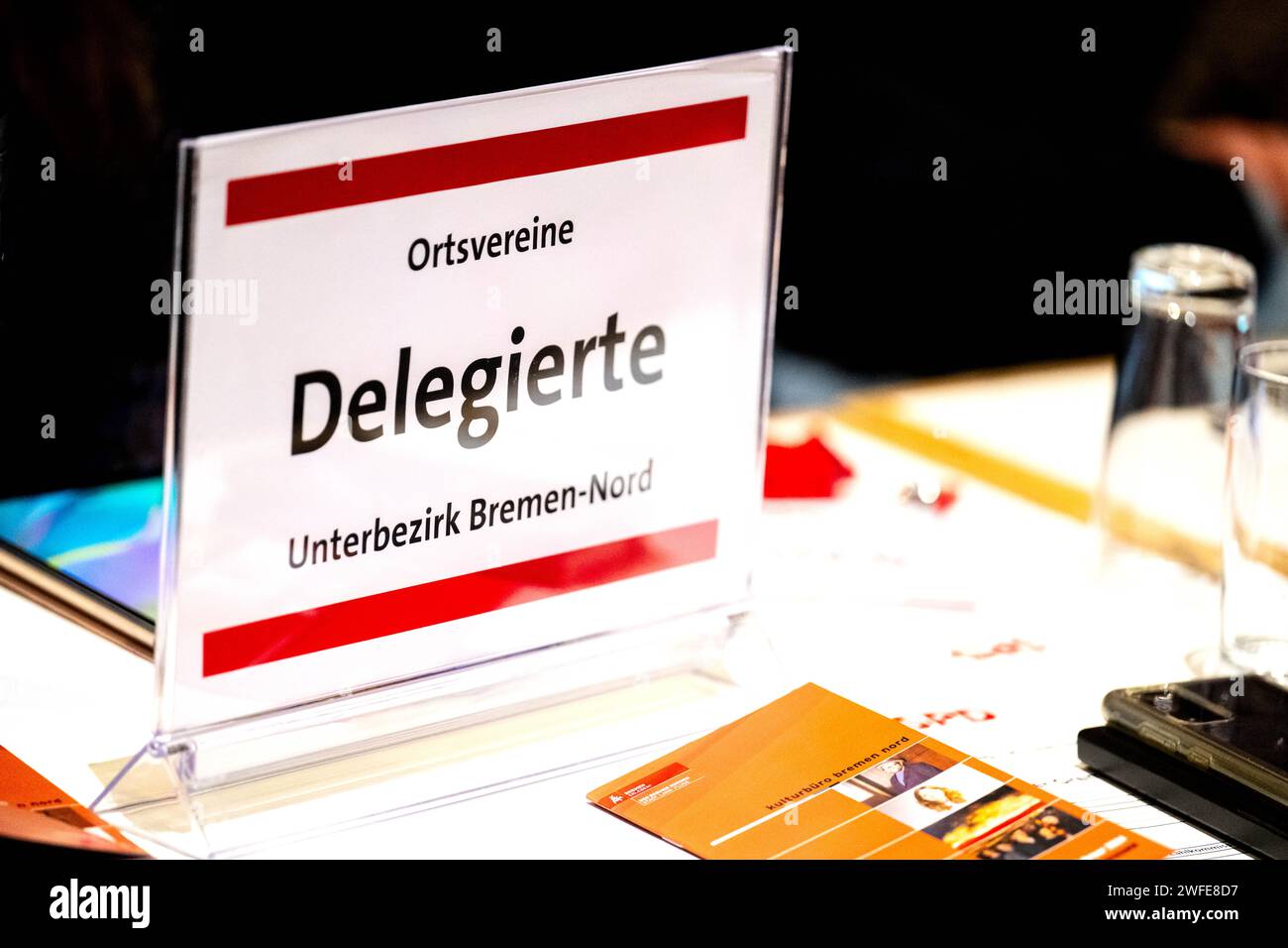 Brême, Allemagne. 30 janvier 2024. « Délégués sous-district Brême-Nord » est écrit sur un panneau. Lors d'une conférence des partis au Bürgerhaus Vegesack, le SPD de Brême discute entre autres de réformes structurelles. Parce que le SPD a perdu de nombreux membres, les sous-districts de Brême Nord et de Brême City doivent être fusionnés - contre la volonté des camarades du Nord de Brême. Crédit : Sina Schuldt/dpa/Alamy Live News Banque D'Images