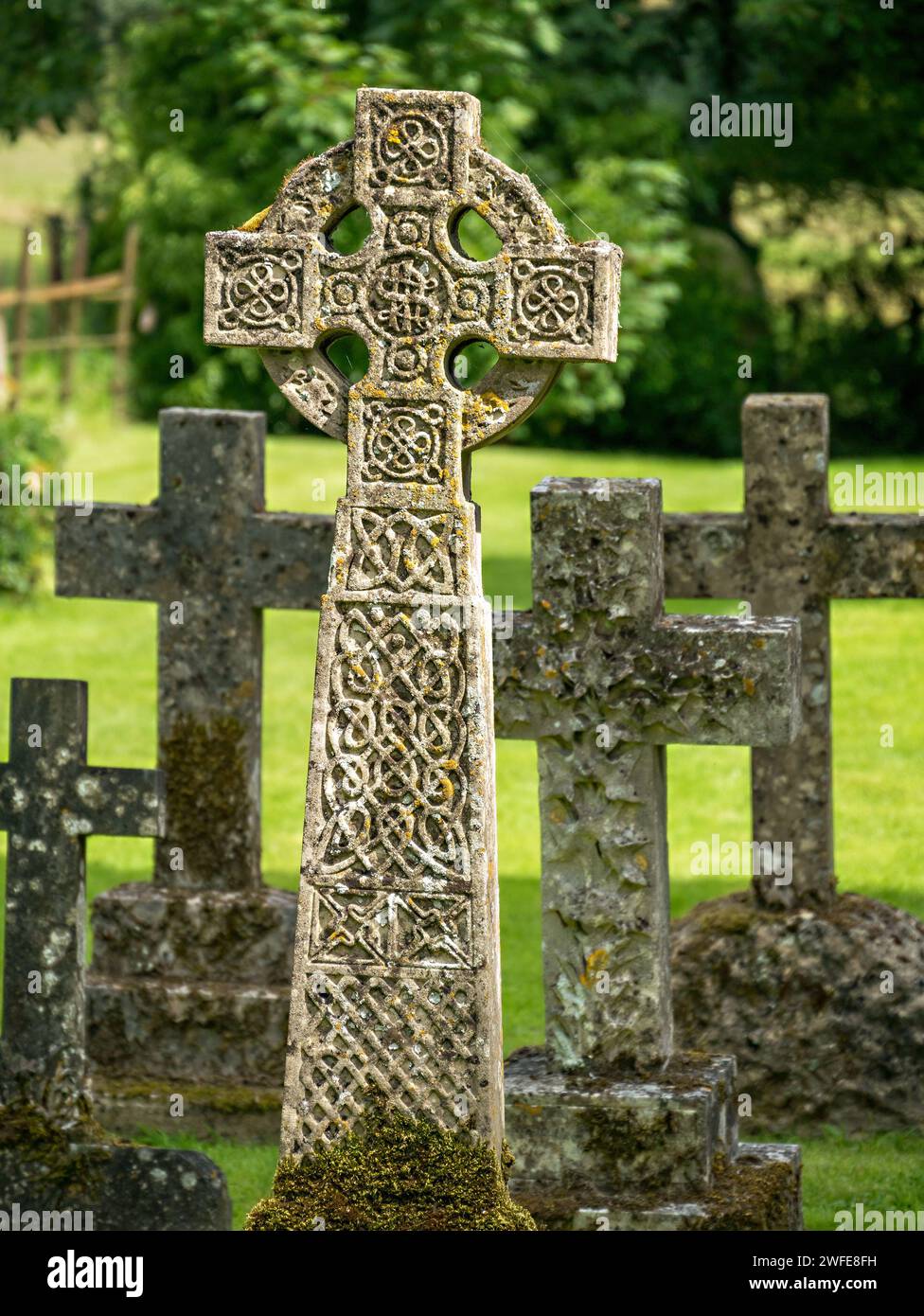 Pierre tombale en croix celtique ornée en pierre sculptée dans le cimetière de nouveaux James Church, Little Dalby, Leicestershire, Angleterre, Royaume-Uni. Banque D'Images