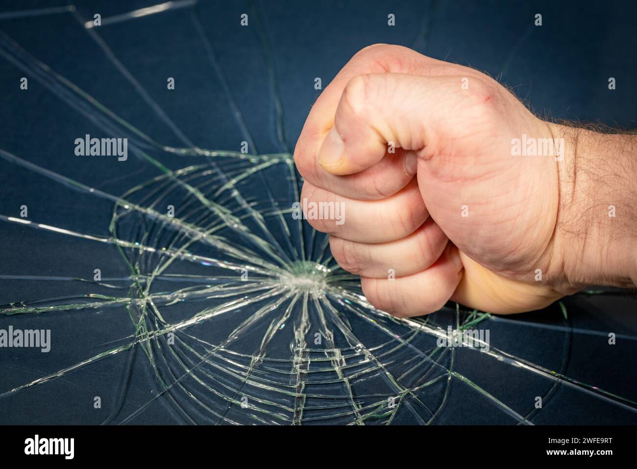 Poing serré brisant le verre trempé, concept, colère, agression, rage, mauvaises émotions Banque D'Images