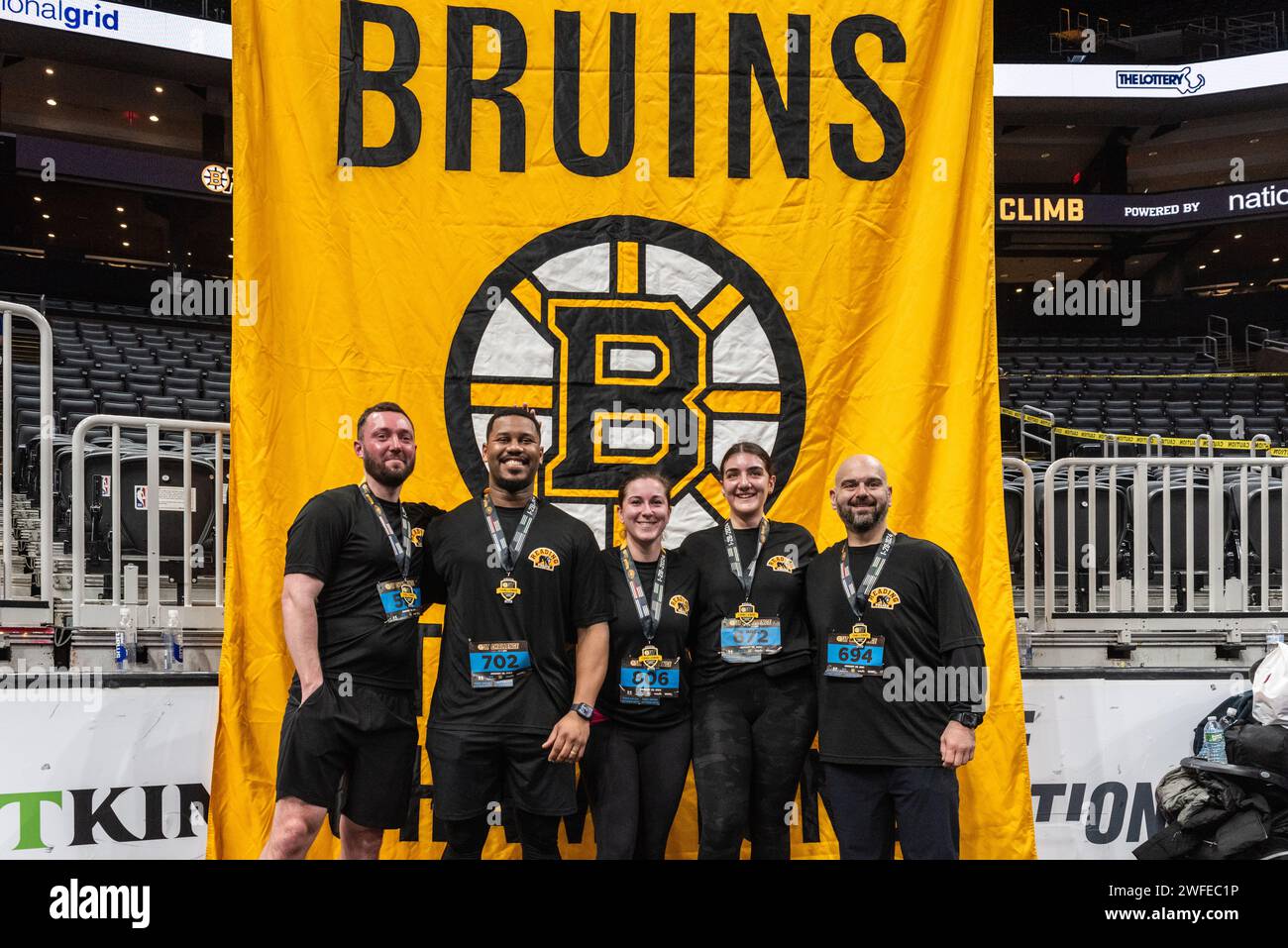 Groupe posant à sonnette lors du 8e BFit Challenge annuel, organisé par la Boston Bruins Foundation. Banque D'Images