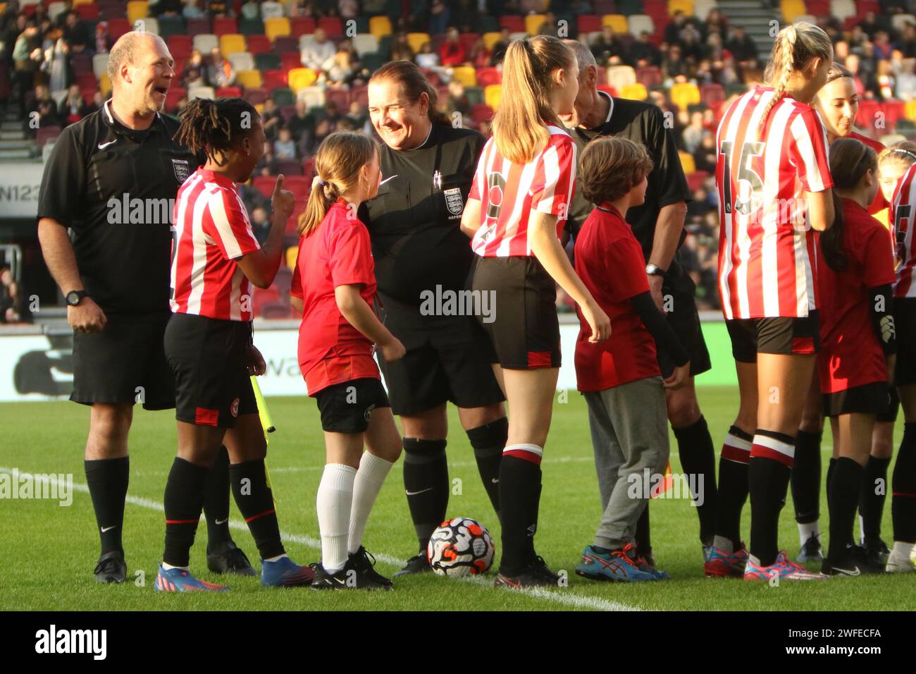 L'arbitre Lucy Clark (au centre) serre la main devant Brentford Women contre Watford Women Development au Brentford Community Stadium (G-TECH Stadium) Banque D'Images